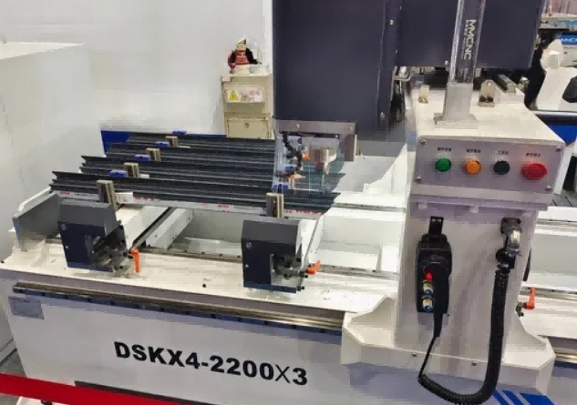 Làm thế nào Máy khoan tường rèm nhôm CNC 4 đầu có độ chính xác cao có thể thay đổi hiệu quả sản xuất của bạn