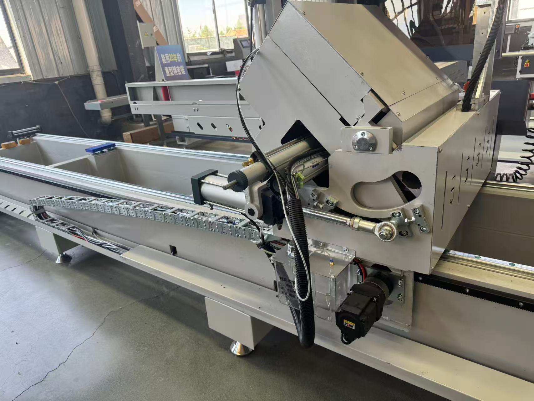 Máy cưa góc chính xác trục ngoài 550 CNC, 45°/90
