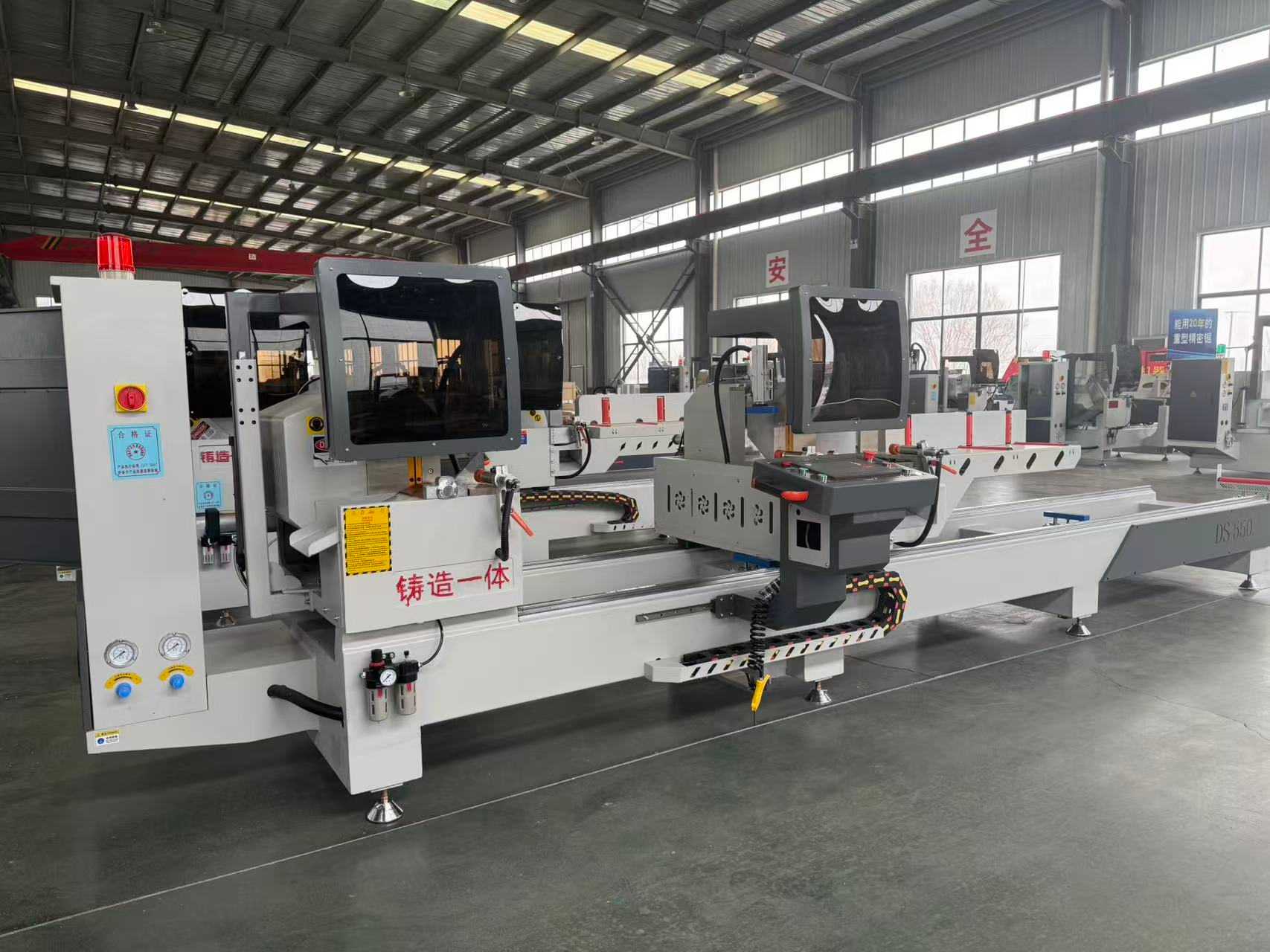 Máy cưa chính xác 550 CNC xoay bên trong 45 độ và 90 độ