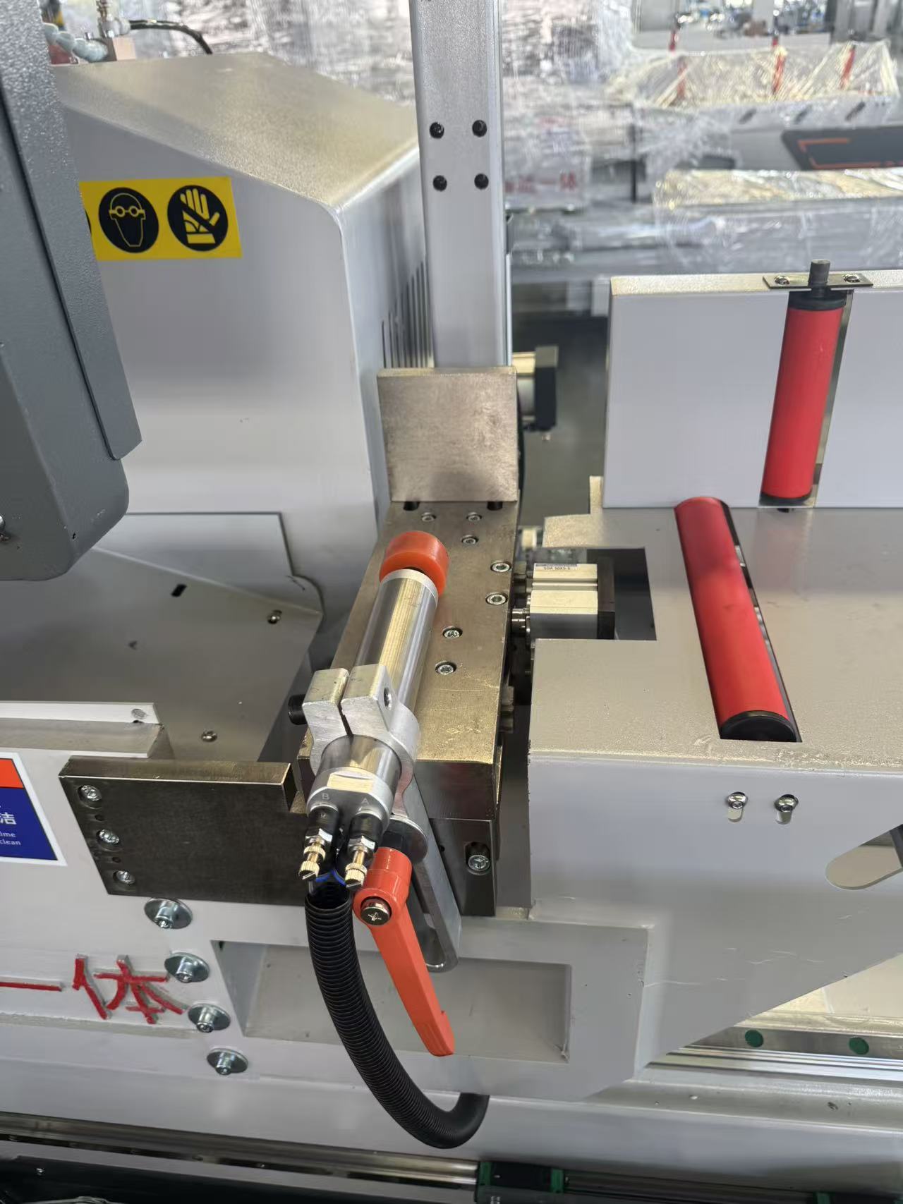 Máy cưa cắt xoay bên trong 550 CNC (45° & 90°)