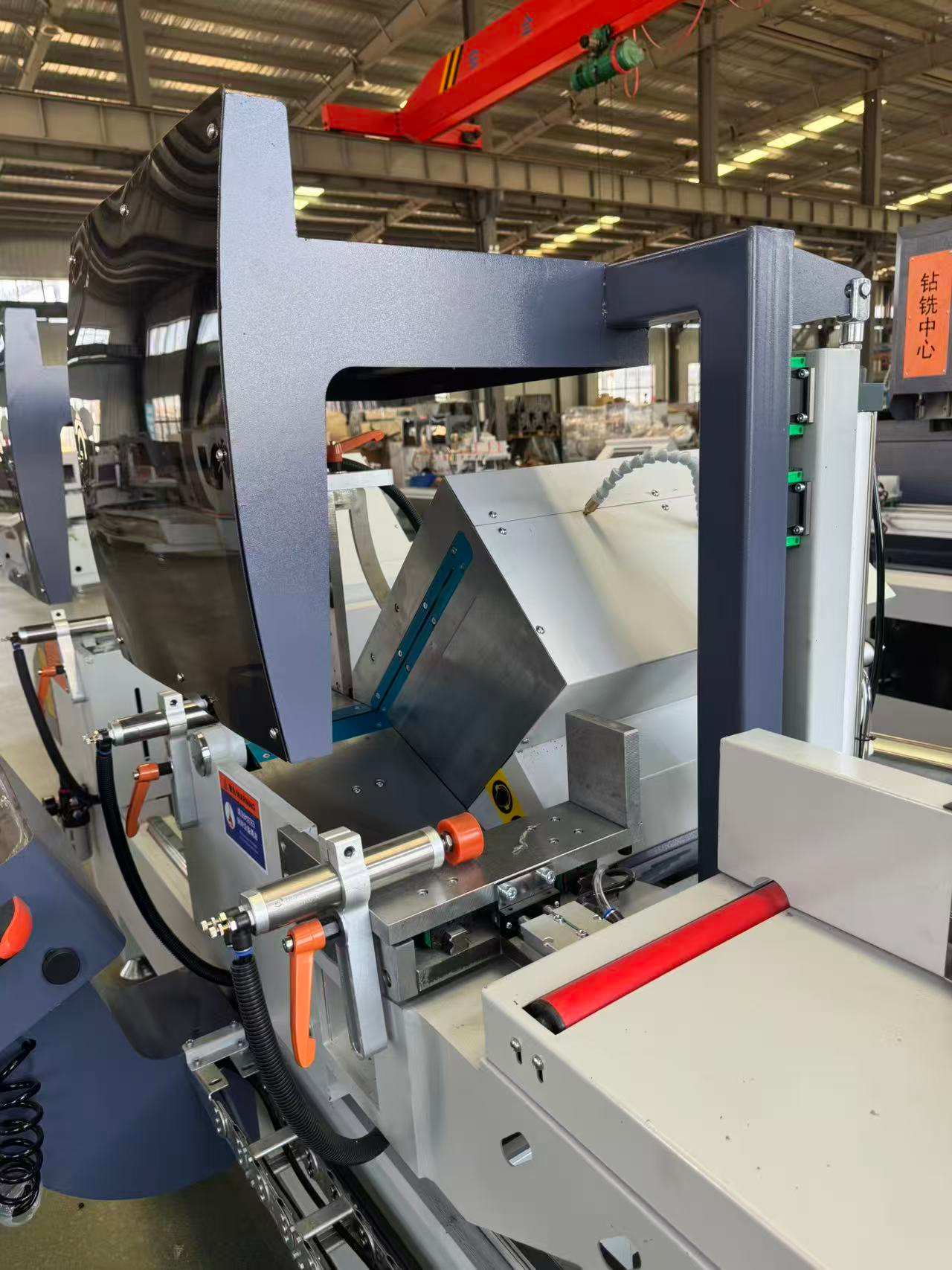 Máy cưa góc sản xuất khối lượng lớn xoay ra ngoài 550 CNC, 45°/90°