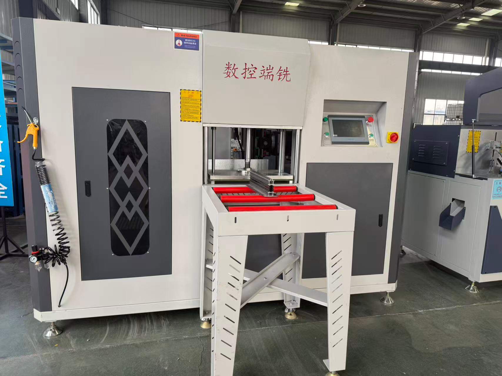 Máy phay cuối CNC 3+2 trục có độ chính xác cao cho các thanh nhôm có hình dạng đặc biệt