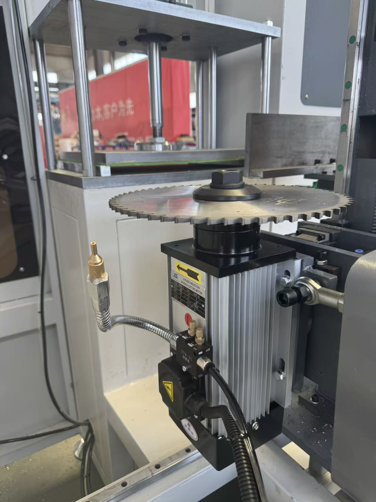 Máy nghiền đầu cuối CNC 3 + 2 trục đa góc cho các cấu hình Mullion nhôm không đều